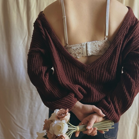 𝘽𝙪𝙧𝙜𝙪𝙣𝙙𝙮 𝙫-𝙙𝙧𝙤𝙥𝙥𝙚𝙙 𝙗𝙖𝙘𝙠 𝙨𝙬𝙚𝙖𝙩𝙚𝙧 - Picture 3 of 4